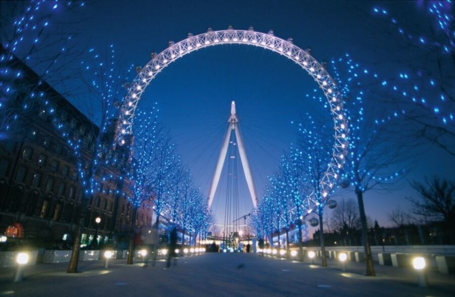 Tour of London and Christmas Day Lunch Cruise - Christmas Lunch on the Thames: Timing, Seating, and Included Treats