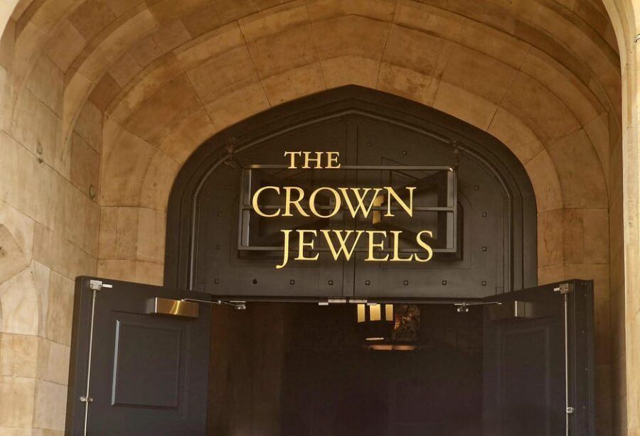Tower of London Crown Jewels and English Royal History Tour - Tower Bridge photo moment: a nice wrap for your London day