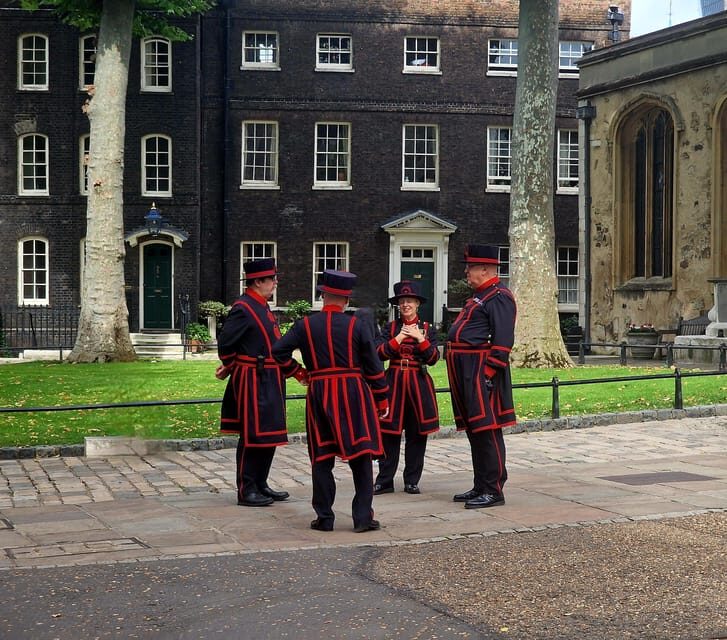 Tower of London Crown Jewels and English Royal History Tour - Guaranteed timed access to the Crown Jewels: the right way to see them