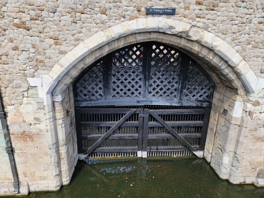 Tower of London: Early Access with Crown Jewels & Beefeaters - Early access is the whole point at the Tower