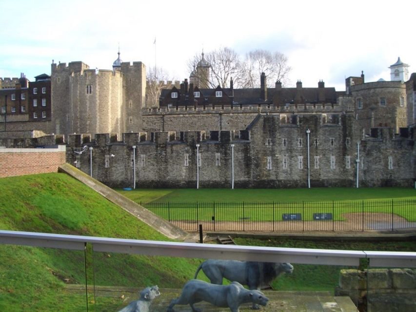 Tower of London Kid-Friendly Private Tour - What to pack and wear: shoes, warmth, and the Tower’s rough surfaces