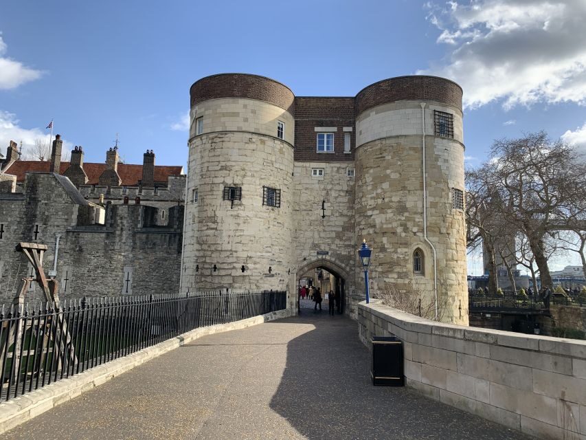 Tower of London Kid-Friendly Private Tour - Getting there: the Welcome Centre meeting point and getting inside fast