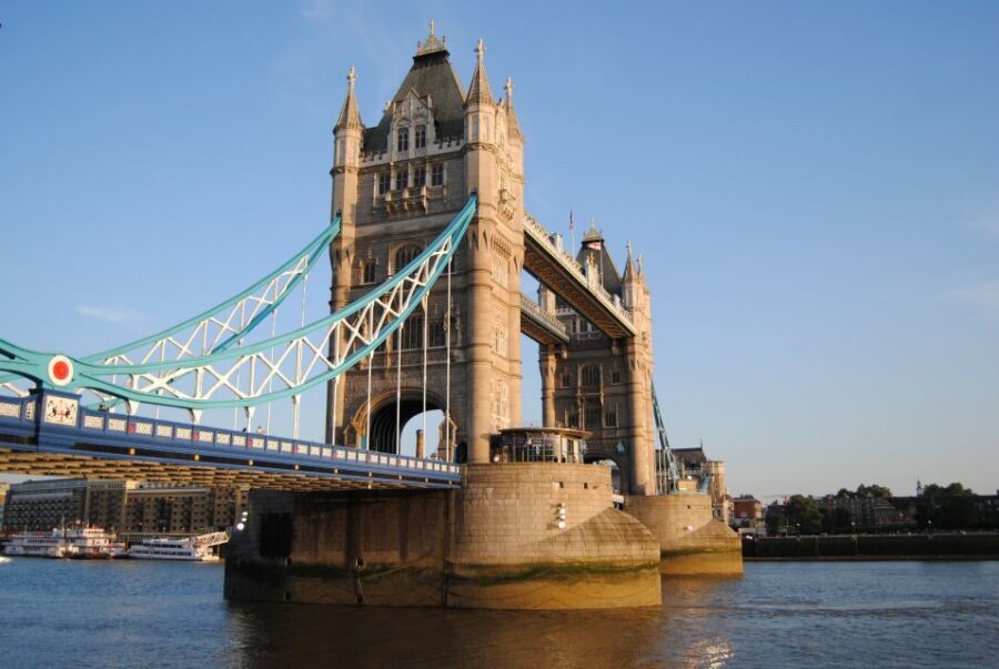 Tower of London Private Guided Tour - Where you meet and how the 2-hour pace works
