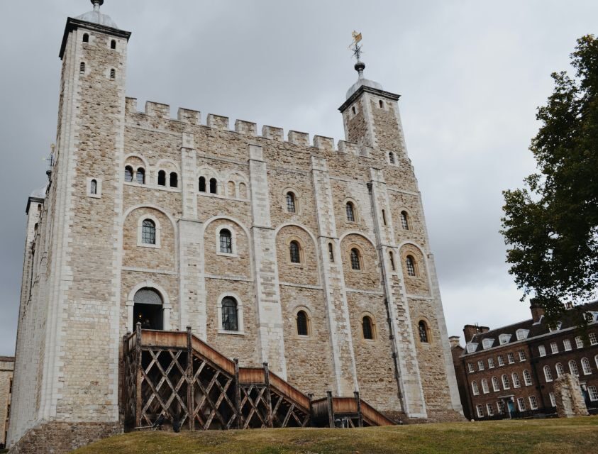 Ultimate Royal London, Thames River Boat Ride & Walking Tour - The guide experience: what you’re paying for beyond the sights