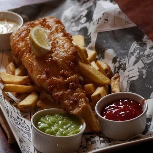 Underground Food Tour: London Bridge - The finish: a cozy pub near an old ship and a glass of wine