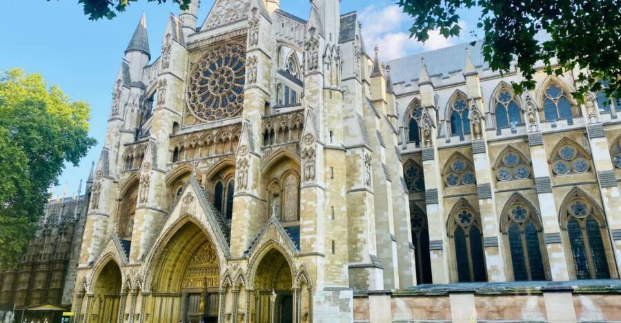 Westminster Abbey Skip-the-Line Entry and Private Tour - Famous graves: Chaucer, Kipling, Dickens, Newton, Hawking, Darwin