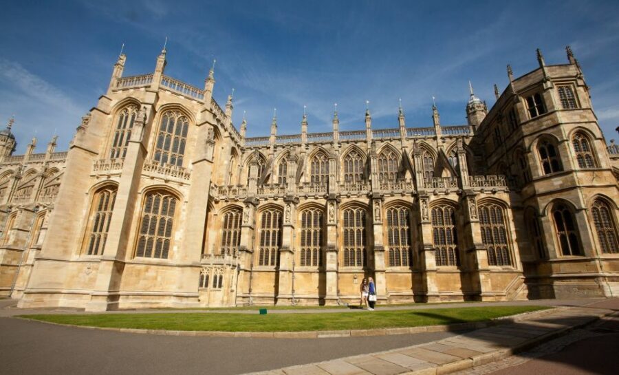 Windsor Castle and London Eye Half-Day Tour - Royal Windsor Town Time: Shops, Pubs, and a Handy Way to Do Souvenirs