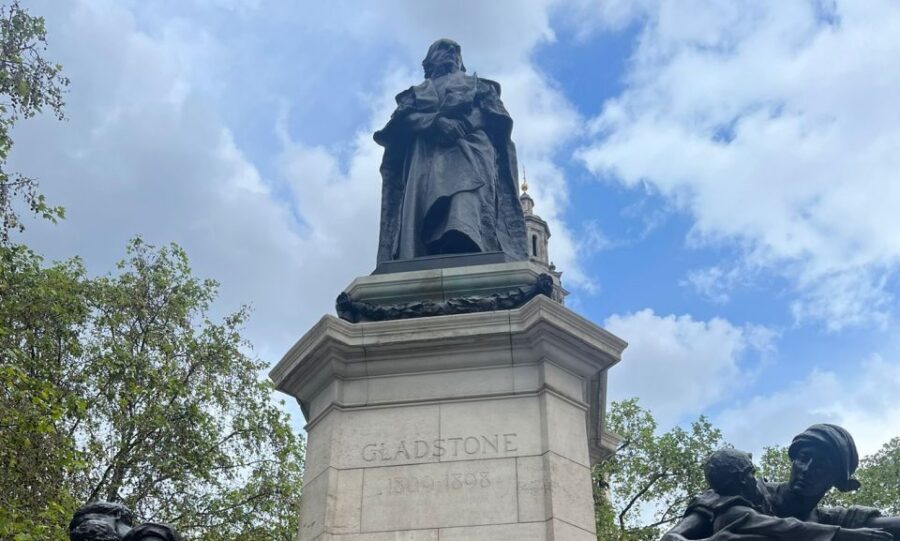 Woolf & Dickens: London Literary Tour & Writing Workshop - Woolf at Waterloo Bridge and the biographical sketch you build from sight