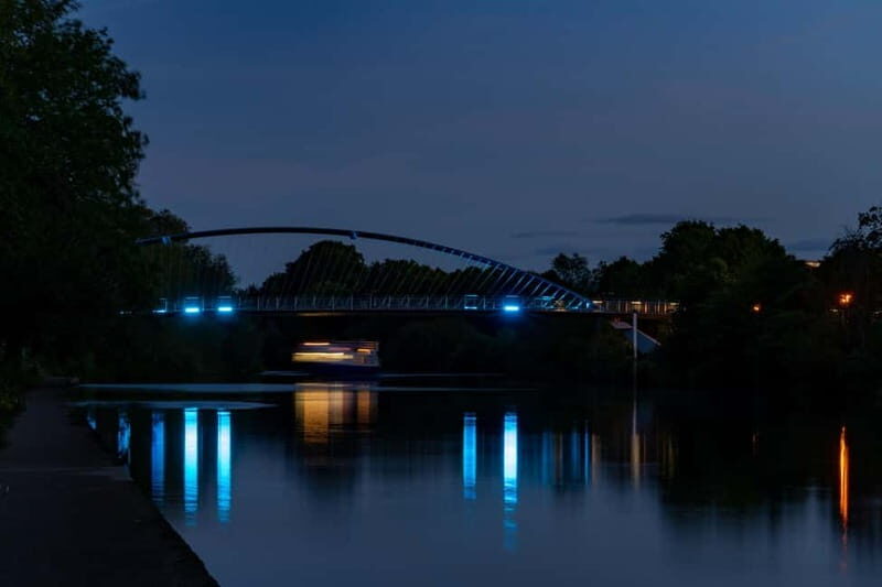 York: Evening Cruise With Strawberries & Cream + Drink - Boarding perks: the drink and strawberries & cream setup