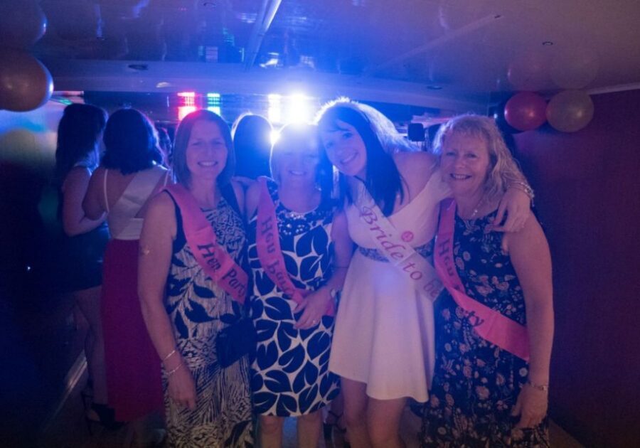 York: Party Cruise with Drink, Dinner, and DJ - The welcome prosecco moment and how the DJ changes the mood