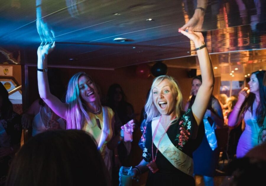 York: Party Cruise with Drink, Dinner, and DJ - Boarding at Kings Staith: the meetup and first impressions