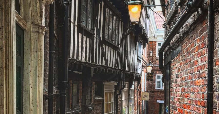 York’s Snickelways Story Walking Tour - Ross’s guiding style: fast facts, humor, and real street safety